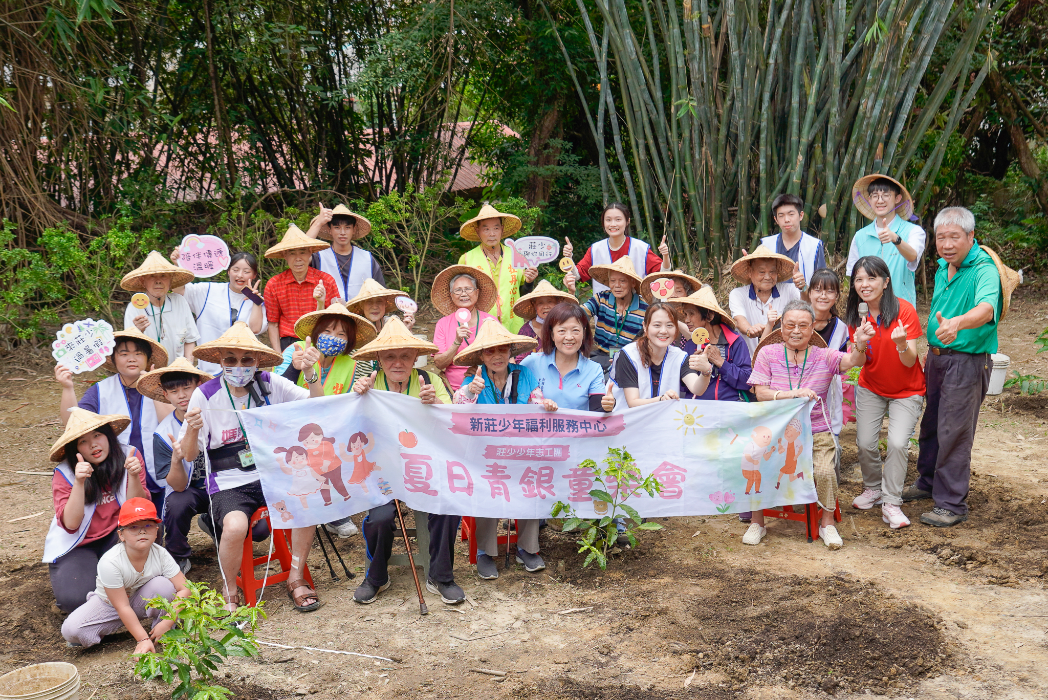 由新莊少年中心發起的「青銀童樂會之夏日咖啡園」,專程前往牡丹心社區與長者一起鏟土種植咖啡樹苗 前排右3為新莊少年中心主任許巽絜